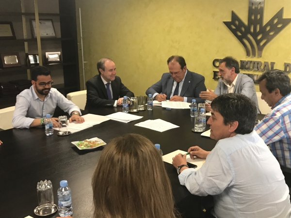 La Red Extremeña de Desarrollo Rural y Caja Rural de Extremadura firman un Convenio de Colaboración para apoyar el desarrollo de las zonas rurales a través del Programa Leader.