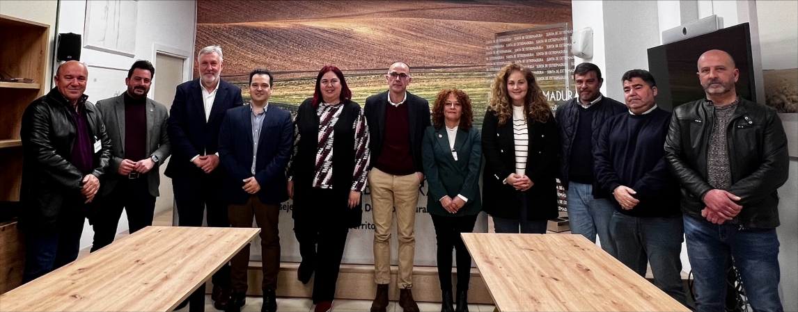 7 grupos de acción local han firmado un convenio con la Junta de Extremadura para continuar fomentando el desarrollo socioeconómico de sus comarcas
